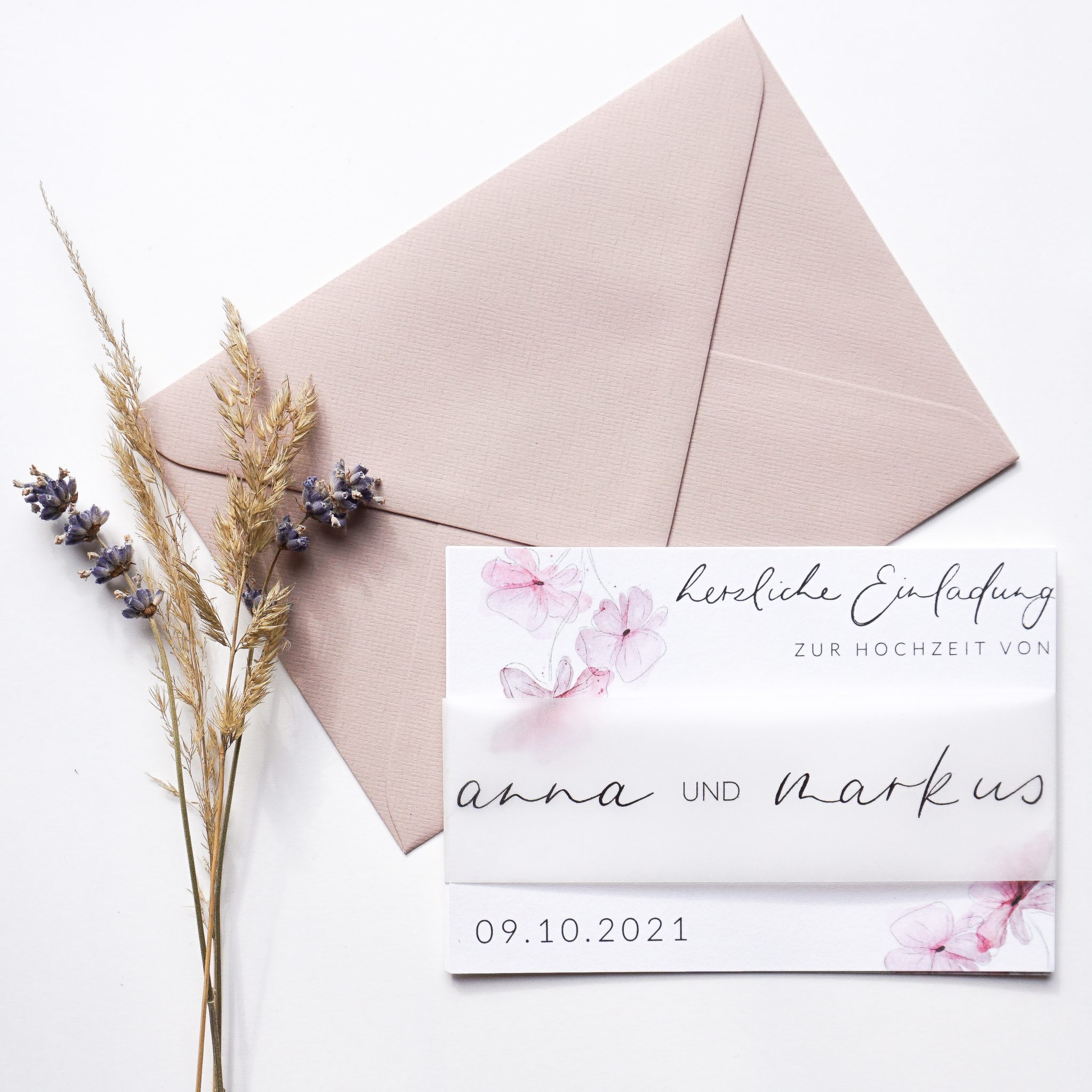 Hochzeitseinladung mit Transparentpapier und rosa Blumen – JulezLettering