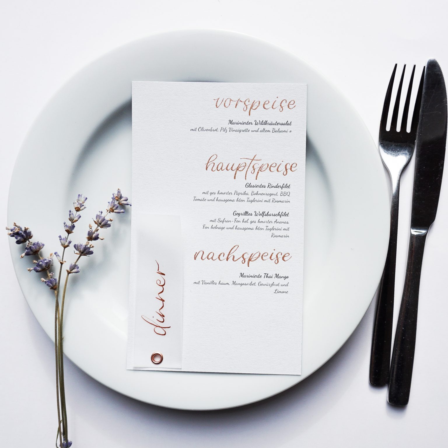 Menükarten auf hellblauem Karton – JulezLettering